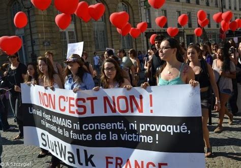 Marche Des Salopes Les Parisiennes Défilent Contre Le Sexisme Elle