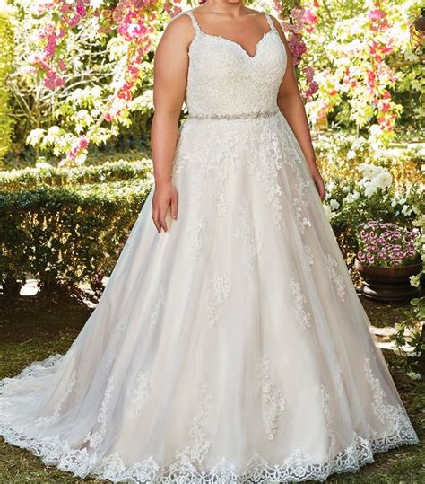 Women's plus size amour lace wedding gown. Best Plus-Size Wedding Dresses: 11 Frocks You'll Love ...