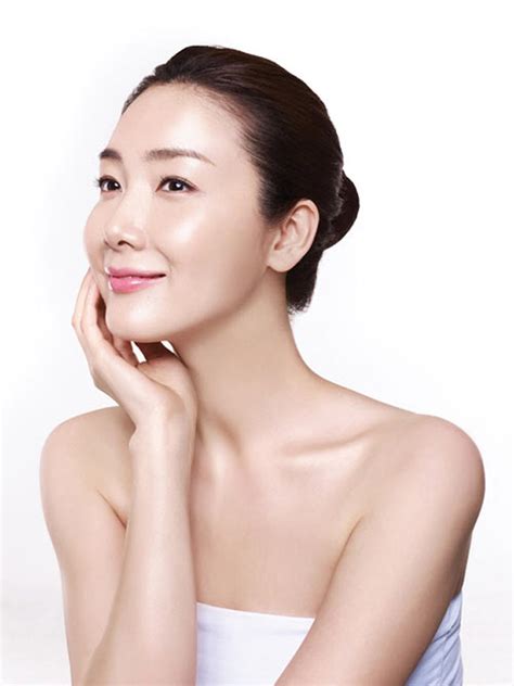 Sources from the entertainment industry have told korean news agency yonhap that the actress' hubby works in an it company and is in his thirties. Ji-Woo Choi Pictures