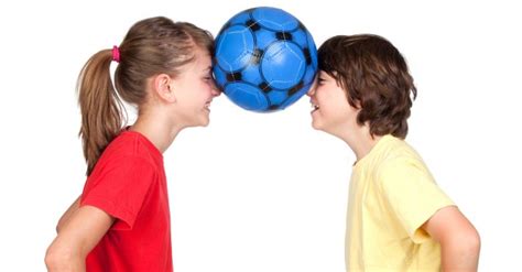 El juego es simple, consiste en que uno de los niños lanza la pelota pronunciando el nombre de otro niño. Juegos educativos para los niños: juegos con pelotas ...