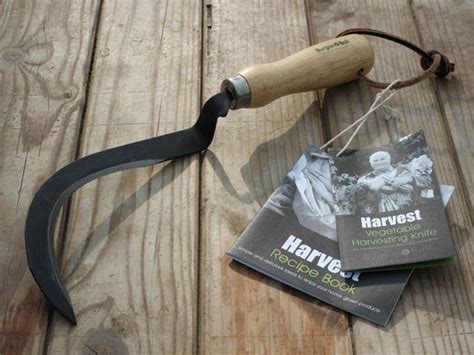 Vegetable Harvesting Knife With Blade Protecting Sleeve