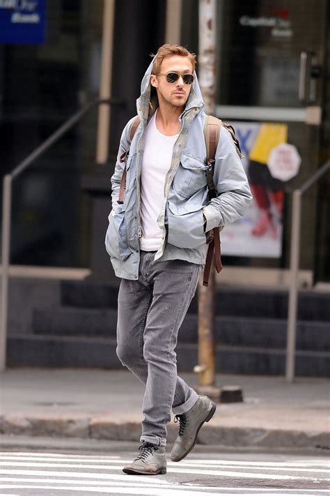 Ryan Gosling Classic Jeans In 2020 Stylish Mens Outfits Ryan Gosling