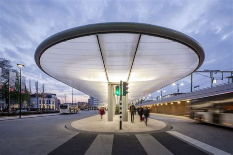 Estructura Y Diseño En La Estación De Autobuses Mobiliario Urbano