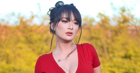 Foto Novia Juli Dengan Balutan Baju Merah Photoshoot Model Indonesia Model