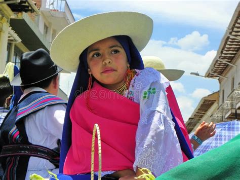 Mädchen Im Bunten Kleid Von Otavalo Menschen Ecuador Redaktionelles Bild Bild Von