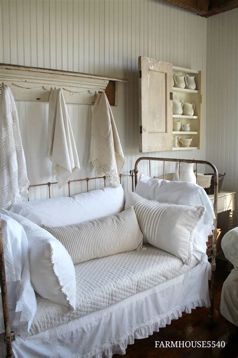 Farmhouse Style Daybed With Trundle