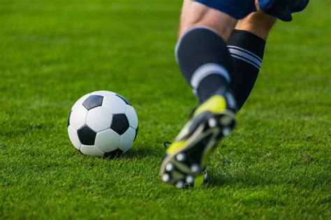 How to Cross a Soccer Ball - The Complete Soccer Guide