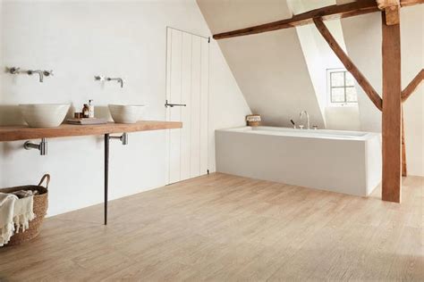 Nog een voordeel van pvc tegels is het feit dat ze vochtbestendig zijn en dus gemakkelijk in vochtige ruimtes, zoals de badkamer of keuken, kunnen worden gelegd. Vinyl Tegels Badkamer RZZ99 - AGBC