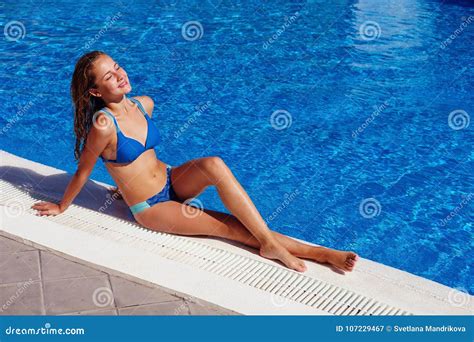Tienermeisje Het Ontspannen Dichtbij Zwembad Stock Afbeelding Image