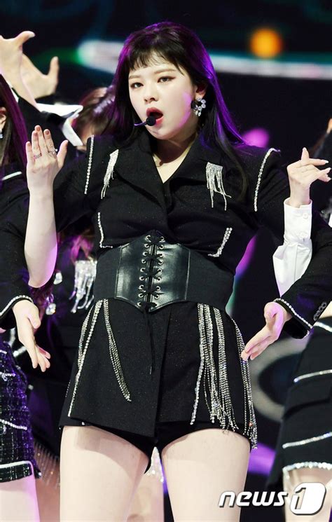 Twices Jeongyeon Returns From 3 Month Hiatus To Perform I Cant Stop Me As Ot9 For The First