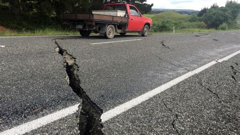 El terremoto fue seguido por dos réplicas principales: Una grieta aparece en una presa tras el terremoto en Nueva ...