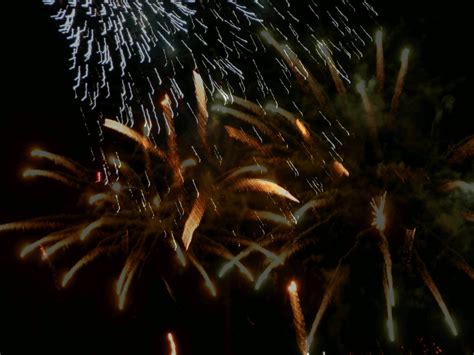 Sur le thème du soleil après la pluie, les séquences ont été tirées aux alentours de 22h30, d'une durée de 23 minutes. MES GIFS FETE DU 14 FUILLET FEU D4ARTIFICE - creationsy