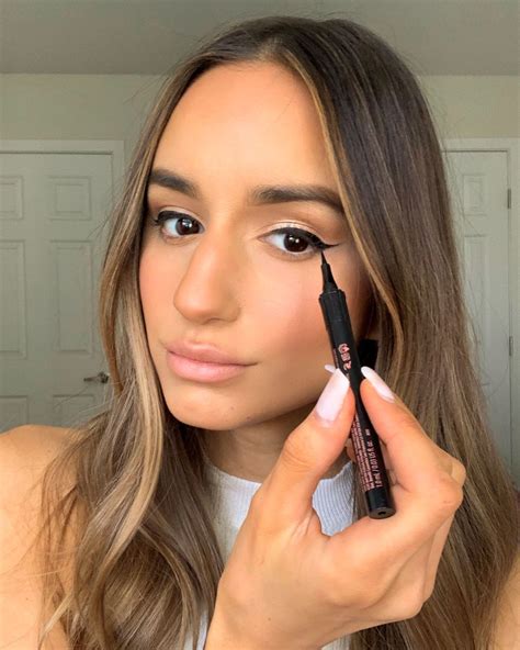 Get Instantly Spring 2019 Ready With This Easy Shimmery Eye Makeup
