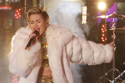 Miley Cyrus Strips Down Music For Mtvs ‘unplugged
