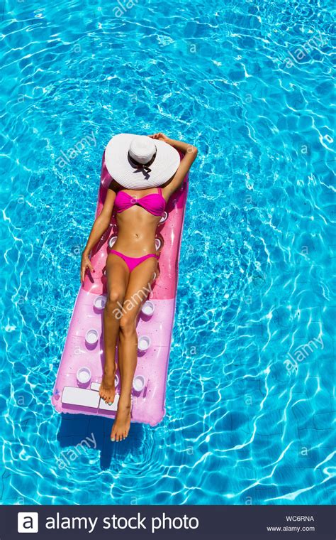 Sun Hat Floating In Swimming Pool Fotos Und Bildmaterial In Hoher Auflösung Alamy