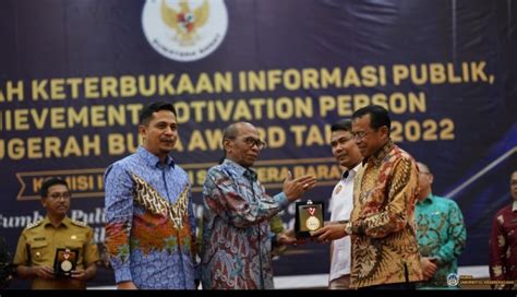 Rektor Unp Prof Ganefri Terima Anugerah Buka Award 2022 Sebagai Rektor