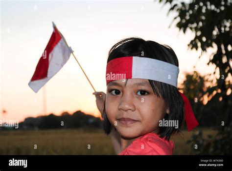Celebrar La Independencia Indonesia Sosteniendo La Bandera Roja Y