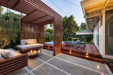 En mundo fachadas nos encanta ver como nuestro usuarios. Diseño de una moderna terraza de madera de una casa en la ciudad Fotos - Construye Hogar