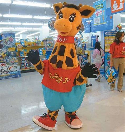 Geoffrey Jr The Son Of Toys‘rus Mascot Geoffery The Giraffe In A