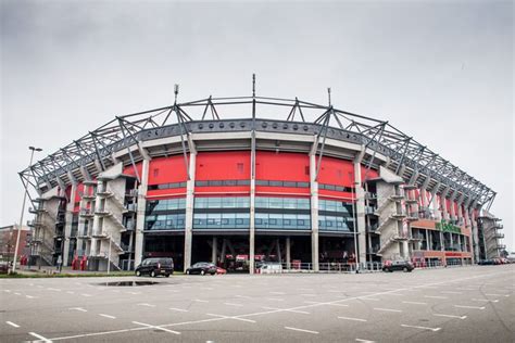Fc twente's stadium has collapsed leaving one person dead and 10 in hospital. Enschede wil betaald parkeren invoeren bij stadion FC ...