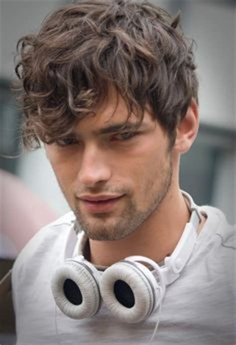 Short wavy hairstyles for men look exceptionally satisfying when they're thick and voluminous. 12 Cool Hairstyles For Men With Wavy Hair - Hairstyle on Point