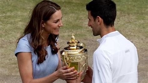Kate Middleton Presents Novak Djokovic With Wimbledon Trophy Foto En