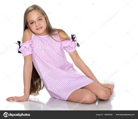 Una Adolescente Está Sentada En El Suelo Fotografía De Stock
