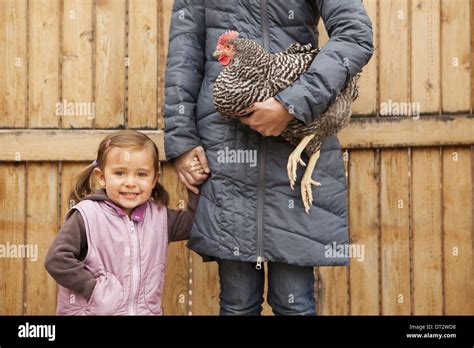 Frau Mit Roter Feder Stockfotos Und Bilder Kaufen Alamy