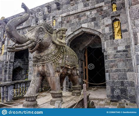 Escultura De Elefante De Pedra Com Seu Tronco Para Cima Foto De Stock Imagem De Pedra Hindu