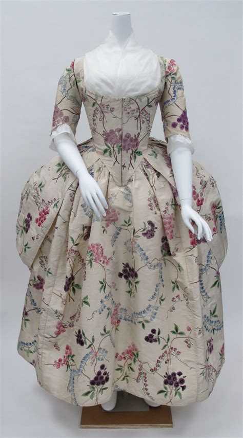 The Polonaise Gown First Came Into Fashion In The 1770s It Was A Style