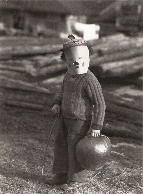 20 Vintage Halloween Costumes That Are Way Creepier Than What You See