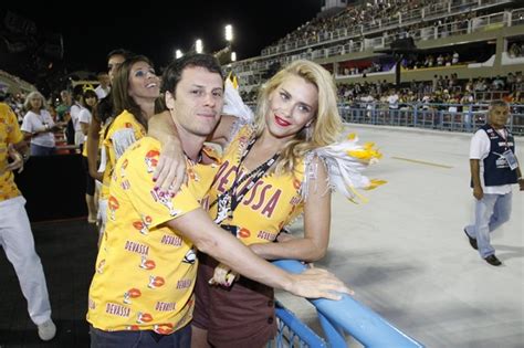 Ego Carolina Dieckmann Troca Beijos Com O Marido Na Sapucaí Notícias De Carnaval 2012