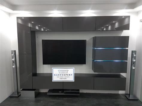 Mehr stauraum in deinem wohnzimmer mit vielseitigen wohnwänden. KAUFEXPERT - Wohnwand Shine Grau Hochglanz/Schwarz 284 cm Mediawand Medienwand Design Modern Led ...