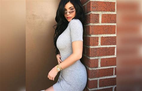 Kylie Jenner Shows Off Skinny Waist Three Months After