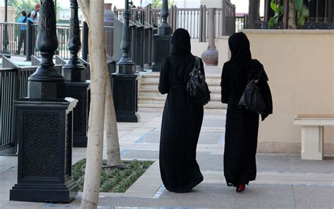 Votre Guide Du Code Vestimentaire à Dubaï Pour Hommes Femmes Et Touristes Mybayut El Festival
