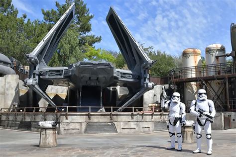 In Pictures Star Wars Theme Park Opens In Disneyland Esquire Middle