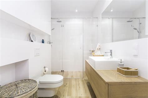 Jak powiększyć optycznie małą łazienkę? Biała łazienka i drewniane ...