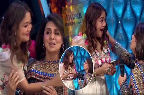 Indian Idol 12 नीतू कपूर ने नेहा कक्कड़ को दिया शादी का शगुन सिंगर ने खुश होकर छुए पैर Neetu