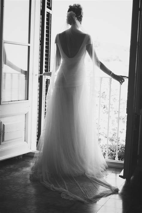 A Beutiful Photo Of Mercedes With Her Wedding Gown By Cortana Bodas Boda Novios