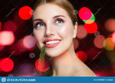 Femme Fascinante De Mannequin Avec Le Maquillage Parfait Image Stock Image Du Languettes