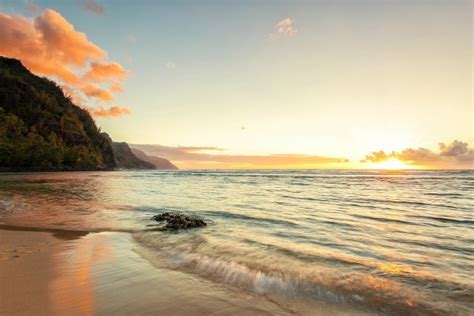 Una Playa En La Isla De Kauai Hawai Al Atardecer 5469