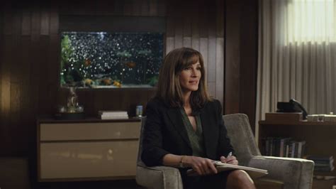 Homecoming First Look Julia Roberts Plays A Therapist In Amazons