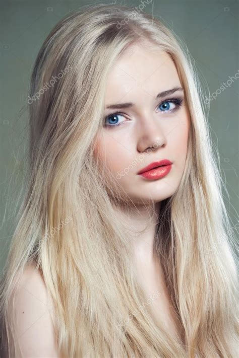 Beautiful Girl With Blue Eyes And Long Blonde Hair Pelo Rubio Largo