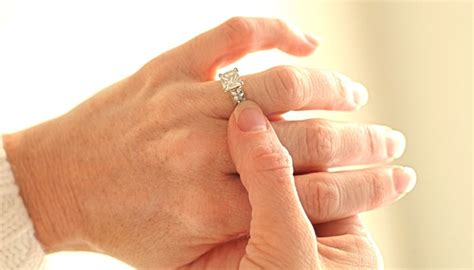 Https://tommynaija.com/wedding/how Should A Widow Wear Her Wedding Ring