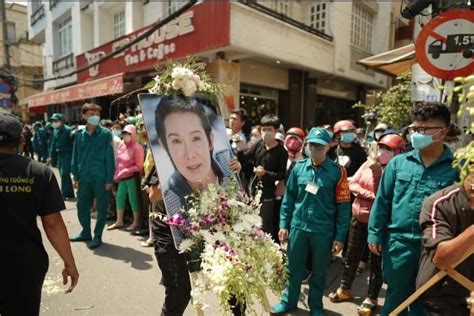 Phẫn nộ hình ảnh phản cảm vô tâm ở đám tang NSƯT Vũ Linh