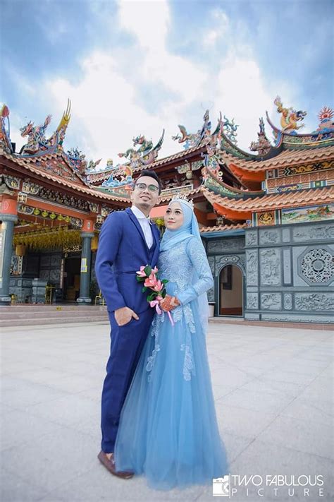 These names have three words, in which the first name is chinese. Malay Couple Wedding Shot At Chinese Temple Which Shows ...