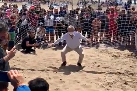 Video Alberto Fernández Hizo De Arquero En Un Picado En La Playa Y