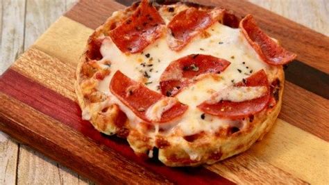 11 grams fat, 6 grams carbs. Chaffle Pepperoni Pizzas | Recipe | Recipes, Pizza recipes, Food