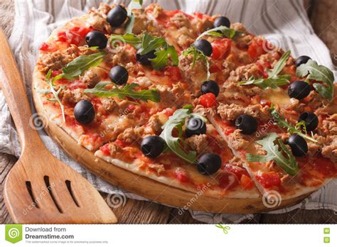Pizza Italiana Con Il Tonno Le Olive Ed Il Primo Piano Della Rucola