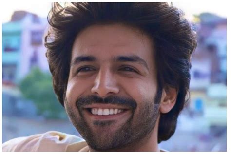 Kartik Aaryan Consoles Crying Fan Girl In Viral Video Remembering For My Whole Life Pioneernewz